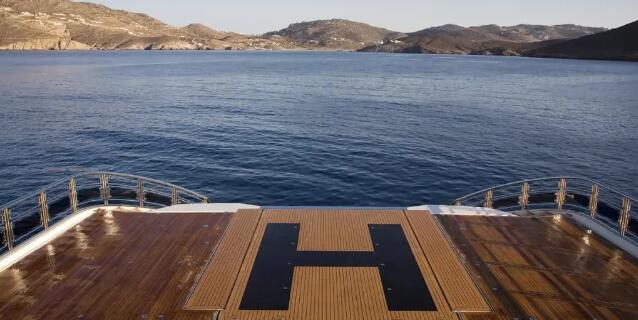 Omega 93：带有升降甲板系统的超级游艇概念